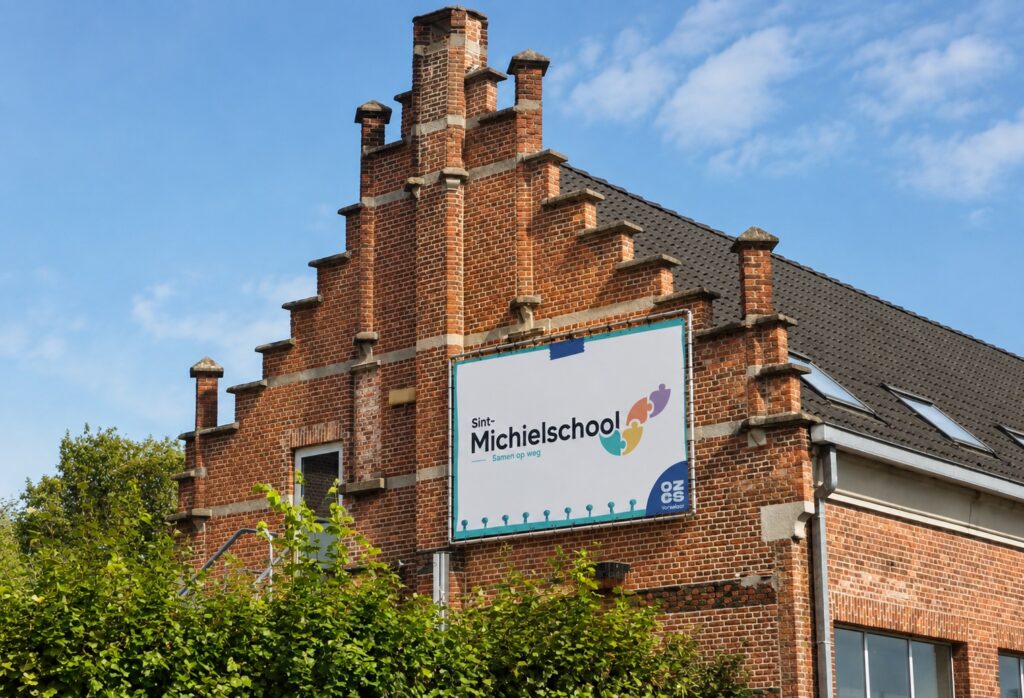 Het schoolgebouw van de Sint-Michielschool met de banner aan de gevel